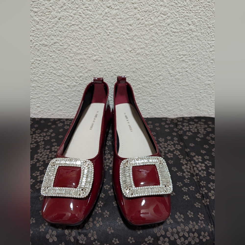 Red shiny patent leather flat shoes with square fake diamond